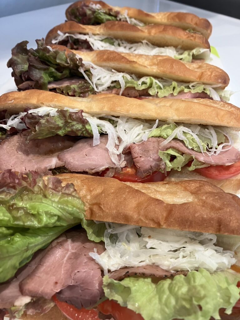 バケットサンドーローストビーフ&野菜ー|[公式]小麦子(こむぎこ)|大府・東浦のパン・ケーキ・フルーツサンド専門店